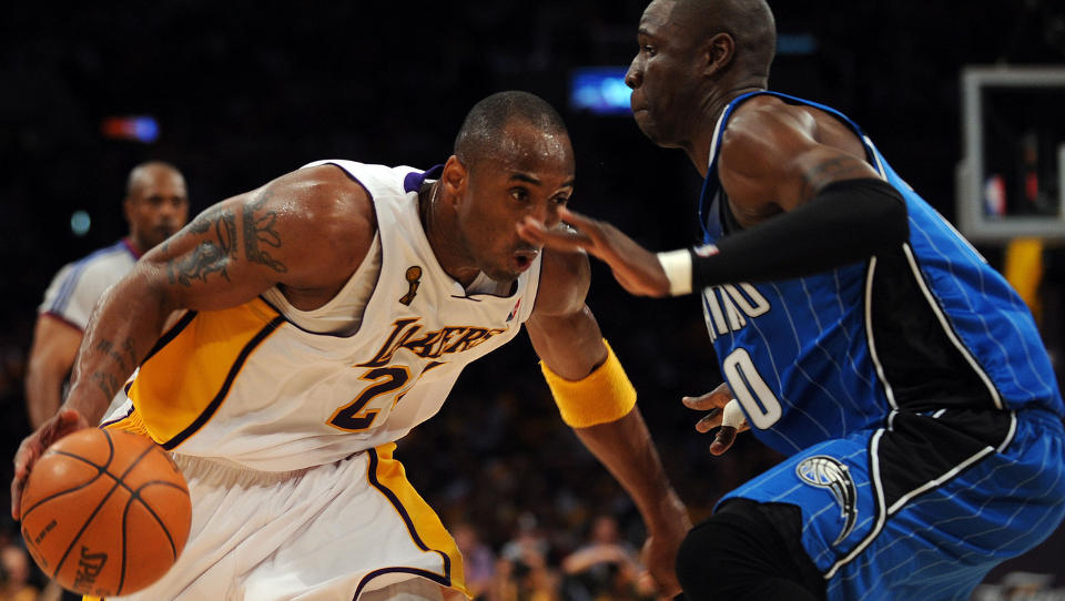 VANT OVERTIDSTRHILLER: Kobe Bryant og LA Lakers vant i natt sin andre strake finalekamp mot Orlando Magic. NBA-vinneren blir laget som vinner flest av de sju potensielle finalekampene.  Foto: AFP PHOTO / GABRIEL BOUYS