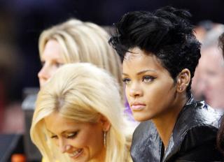 SVEISEN: Rihanna var ogs� blant skuespillerne som hadde funnet veien til Staples Center og finalekampen.  Foto: REUTERS/Lucy Nicholson