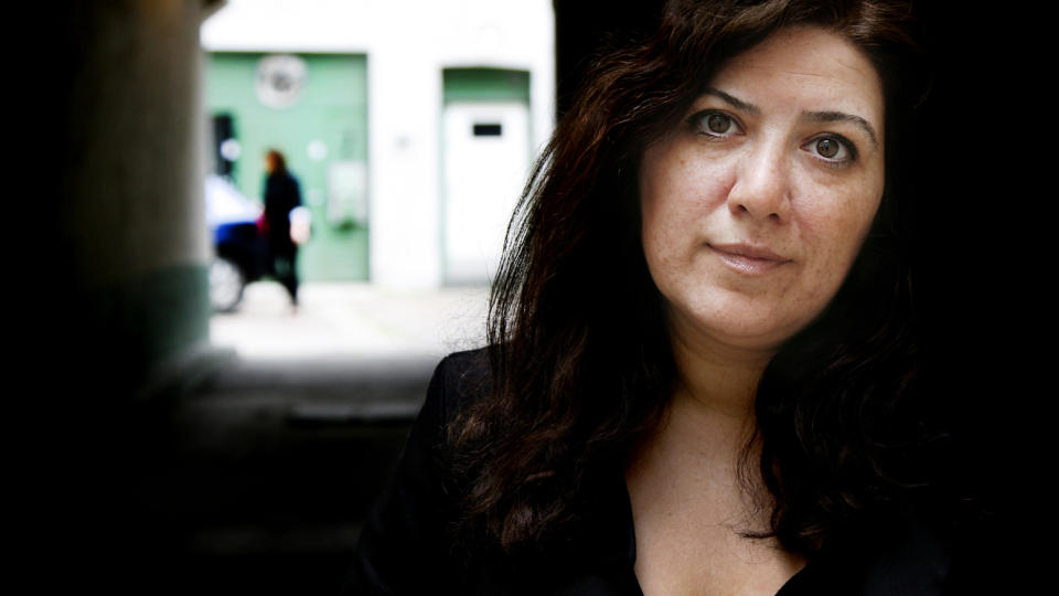 FARLIG BEGJ�R: Mina Bai beretter om ekteskap og utroskap i Iran. Foto: Steinar Buholm