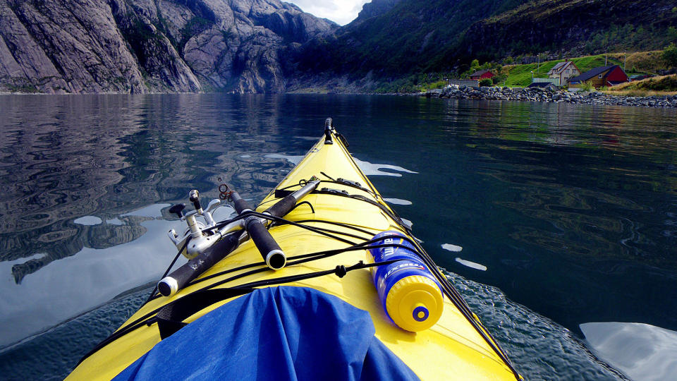 POPUL�RT: Norge seiler opp som en av Europas mest popul�re kajakkland. Her er vi p� kysteventyr i Nordfjord.
Foto: Kirsten M. Buzzi
