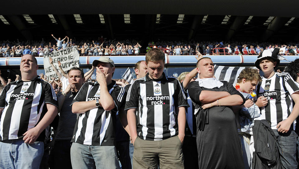 RYKKET NED OG F�R NY EIER:Newcastle tapte siste seriekamp mot Aston Villa og rykket ned fra Premier League. N� er klubben tilgjengelig for de som kan bla opp en milliard kroner. Foto: AFP/Adrian Dennis