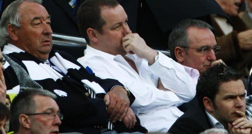 SELGER SEG UT:Newcastle-eier Mike Ashley har hatt mange tunge stunder som eier av klubben det siste �ret. N� selger han klubben. Foto: REUTERS/David Moir