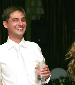 I DO! Mark og Nina har gitt hverandre sitt ja, og Mark sk�ler for sin nybakte kone.