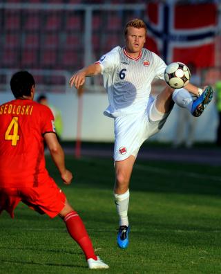 IKKE ILLE: John Arne Riise er enig med sjefen, Norge var ikke s� ille mot Makedonia likevel. Foto: EPA/GEORGI LICOVSKI