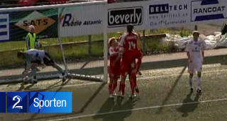 TIDELET F�R: Gauseth kommer stormende til f�r � feire Helles 2-0-scoring. Foto: TV 2, gjengitt med tillatelse.