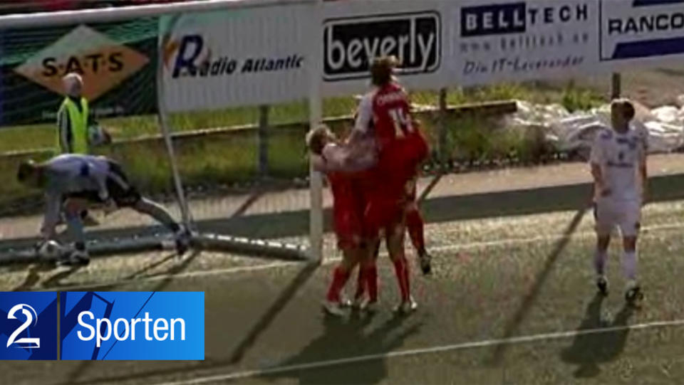 ULYKKSALIG FEIRING: Bryne-spiller Christian Gauseth (med nummer 14 p� ryggen, journ.anm.) hopper jublende inn i m�lscorer Marius Helle og en nytruffet lagkamerat Karl Morten H�land. Foto: TV 2, gjengitt med tillatelse.