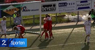 AU!: Karl Morten H�land tar seg til �yet, mens Gauseth og Helle har f�tt selskap i feiringen. Foto: TV2, gjengitt med tillatelse.