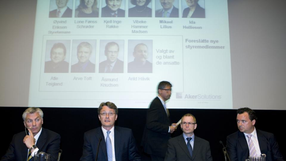 GODKJENTE TRANSAKSJONENE: 
President og CEO Siemen Lieungh (tv), styreformann �yvind Eriksen, CFO og EVP Leif Borge og SVP corporate legal Christopher Sveen (th) i Aker Solutions ASA f�r den ekstraordin�re generalforsamlingen startet mandag.
Foto:  Berit Roald / SCANPIX