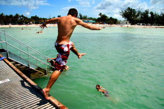  HOPP I DET: Strendene p� Key West er sv�rt langgrunne.