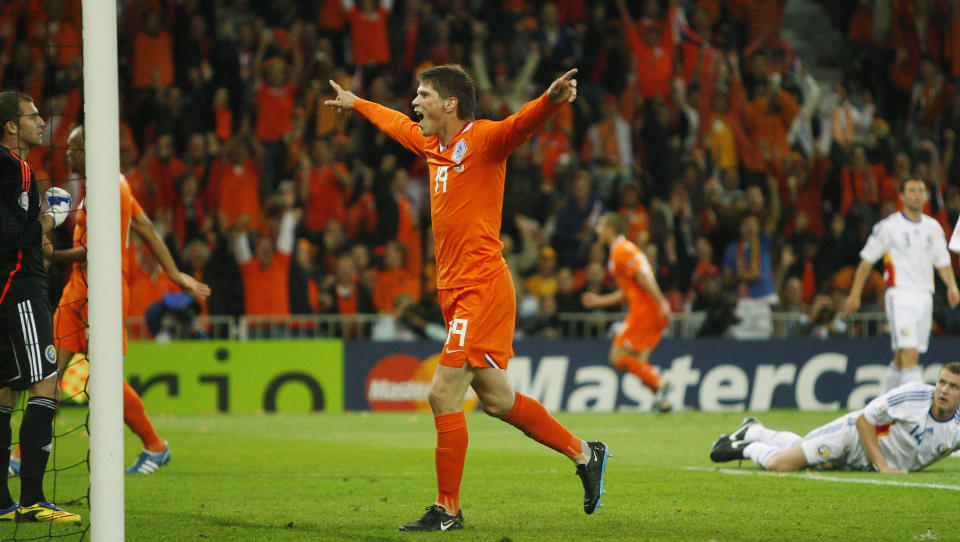  �EN KLASSISK NUMMER NI�: Klaas-Jan Huntelaar har scoret 13 ganger p� 21 landskamper, et bedre snitt en de legendene han etterf�lger. Onsdag er det Norges tur til � teste seg mot Real Madrid-spissen. Foto: REUTERS/Michael Kooren
