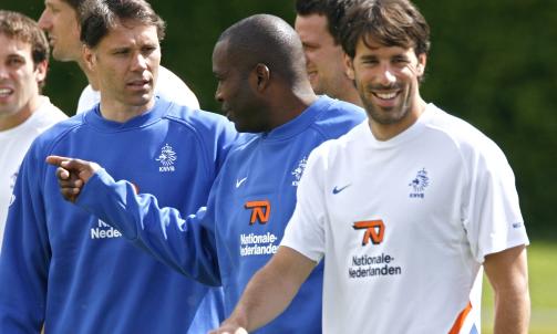STOLTE SPISS-TRADISJONER: Marco van Basten og Ruud van Nistelrooy har begge banket inn m�l for Oranje. Foto: AP/Keystone/Laurent Gillieron