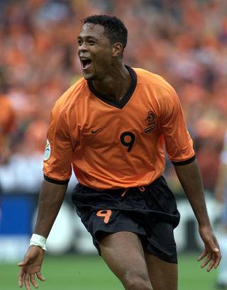 TRIST SLUTT: En lysende karriere endte i personlige problemer og tr�bbel b�de p� og utenfor banen for Patrick Kluivert. F�r det kunne f� imidlertid m�le seg med den storvokste spissen. Foto: AP/Srdjan Petrovic