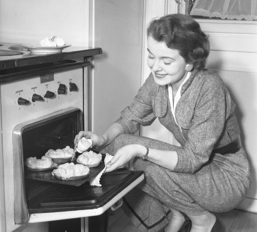 TOPPEN AV LYKKE: I 1957 videreformidlet Det nye husmorideologien. Den var basert p� rotfestede forestillinger om biologiske kj�nnsforskjeller. Foto: NTB/ SCANPIX.
