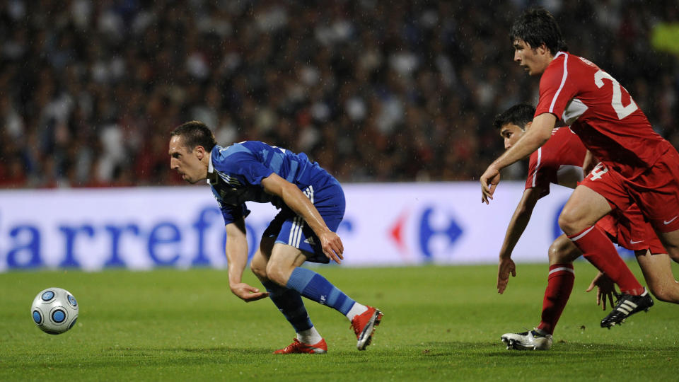 USIKKER FRAMTID: Franck Ribery (t.v) var i aksjon for Frankrike mot Tyrkia fredag kveld. Han er usikker hvor han spiller fotball til h�sten. Foto: AFP/FRANCK FIFE