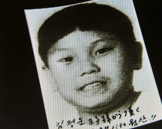 KAN BLI NORD-KOREAS NESTE LEDER: Kim Jong Ils tredje s�nn, Kim Jong-un, er den av s�nnene som er mest lik sin far. Det er trolig at 26-�ringen vil overta makten etter faren. Her p� bildet er han 11 �r gammel. Foto: REUTERS/KBS/Newsis/SCANPIX