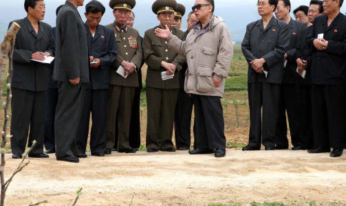 SKAL G� AV: Kim Jong-il, her mens han inspiserer en fruktg�rd, har pekt ut sin yngste s�nn som arvtaker. Foto: AP/Scanpix