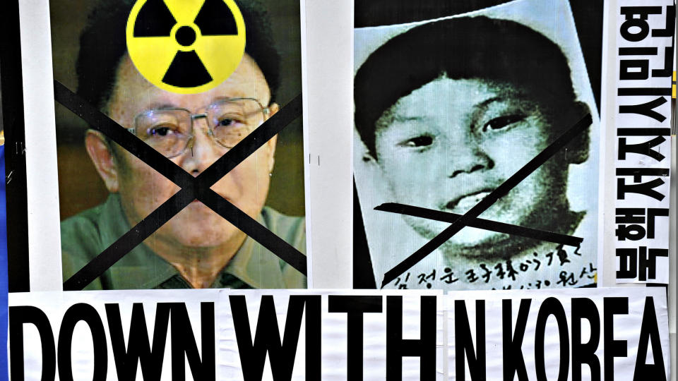 UPOPUL�RE I S�R: Slik ble far Kim Jong-il og hans s�nn Kim Jong-un brukt i en demonstrasjon i S�r-Korea, etter at det ble kjent at s�nnen er pekt ut som arvtakeren. Foto: AFP/PHILIPPE LOPEZ/Scanpix