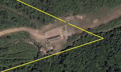 FANGELEIR: Satelittbilde viser inngangen til Camp 16, en av mange fange- og arbeidsleir i Nord-Korea.