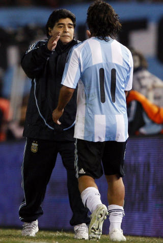 HAR SPURT DIEGO: Carlos Tevez skal if�lge argentinske kilder ha diskutert klubbvalget med landslagssjef Diego Armando Maradona.Foto: Enrique Marcarian, Reuters/Scanpix