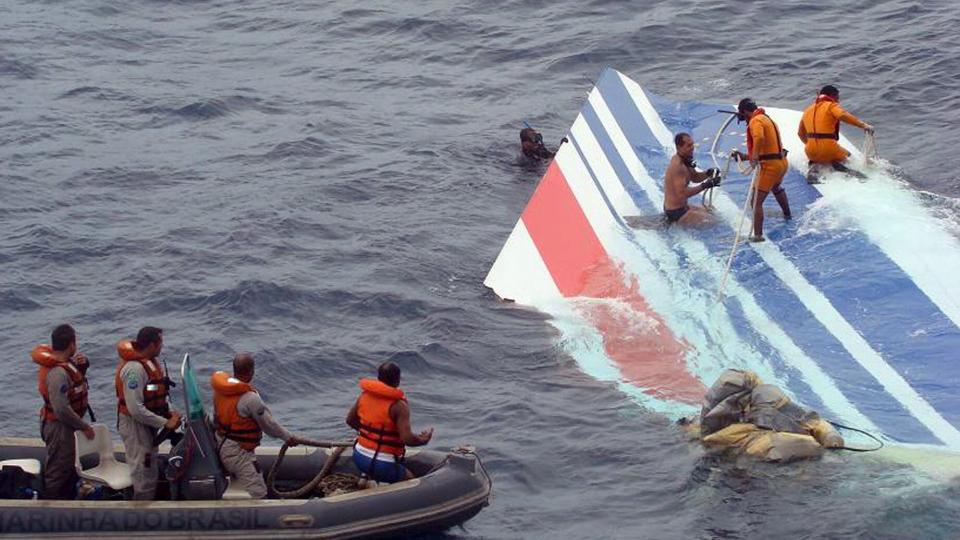  VIKTIG VRAKFUNN: : Flere dusin vrakdeler fra ulykkesflyet AF447 er n� funnet og plukket opp fra Atlanterhavet, opplyste den brasilianske redningsledelsen p� en pressekonferanse i dag. Redningsledelsen vil forel�pig ikke opplyse hvilke deler som er funnet, men har frigitt dette bildet av arbeidet med � sikre haleroret   i franske nasjonalfarger. Foto: EPA/SCANPIX.