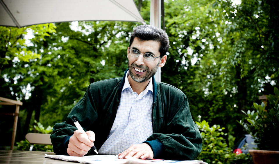 STATSBORGERTEST: Her f�r forstander i det islamske forbund og tidligere imam Basim Ghozlan 16 av 19 riktige svar p� h�yres statsborgertest. Likevel mener han den er �er helt p� trynet�. Foto: Thomas Rasmus Skaug