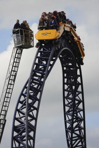 BLE REDDET: 14 personer satt fast da toget stoppet, 22 meter over bakken.
Foto: Adam Ihse / SCANPIX