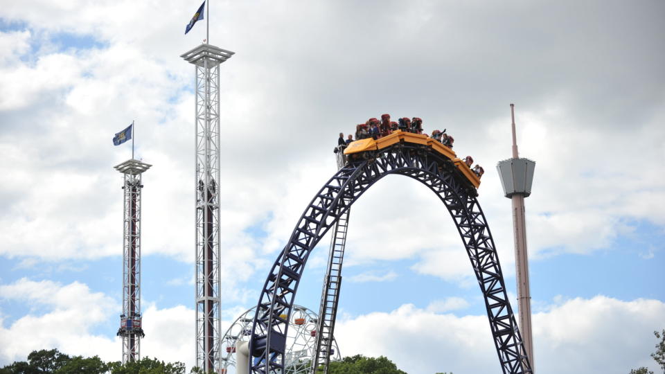 SATT FAST: Flere mennesker ble mandag ettermiddag sittende fast i vognene p� det h�yeste punktet p� en berg-og-dal-bane i forn�yelsesparken Liseberg i G�teborg. Ved hjelp av stigebil tok brannmenn og parkansatte seg opp til vognene, som befinner seg 22 meter over bakken.
Foto: Adam Ihse / SCANPIX
