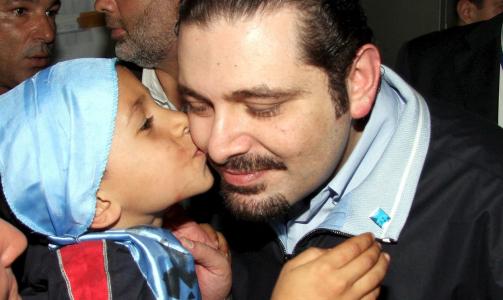  SEIERHERRE:  Valgvinneren  Saad al-Harari blir gratulert av en ung tilhenger.  Foto: REUTERS/SCANPIX.
