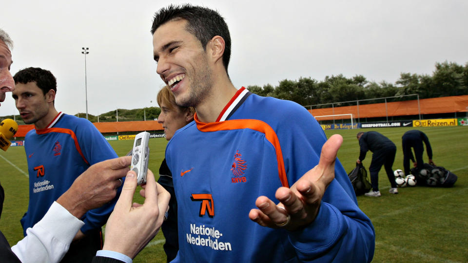 VI HAR SCORET 14... Robin van Persie trekker p� smileb�ndet av Drillos beskyldninger om at Nederland ikke scorer s� mange som de burde med s� gode spillere. Foto: Arnt E. Folvik