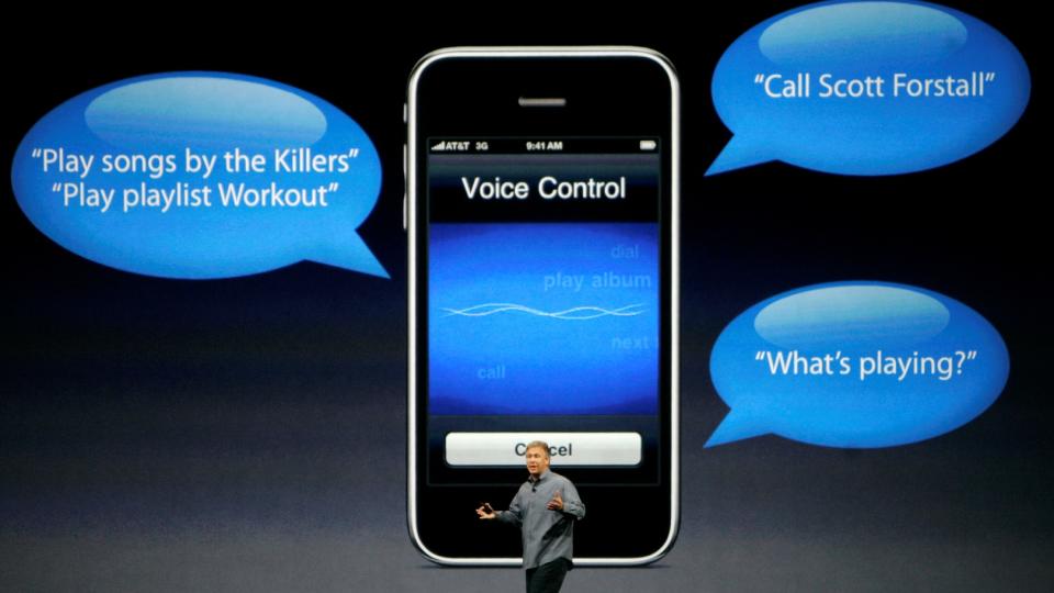 NY iPHONE:  Philip Schiller forteller om stemmekontrollfunksjonen til den nye iPhonen under Word Wide Developer Conference i San Francisco i kveld. Foto: AP Photo/Jeff Chiu