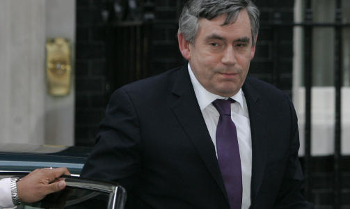 FRA OPPVASK TIL JUBEL:  Statsminister Gordon Brown p� vei hjem til Downing Street i kveld etter Labours gruppem�te i det britiske parlamentet.  Tross 15 prosent til Labour ved EU-valget og kraftig tr�bbel i egen regjering, fikk han jubelrop p� det som skulle v�re et oppvaskm�te. Foto: ALISTAIR GRANT, AP/SCANPIX.