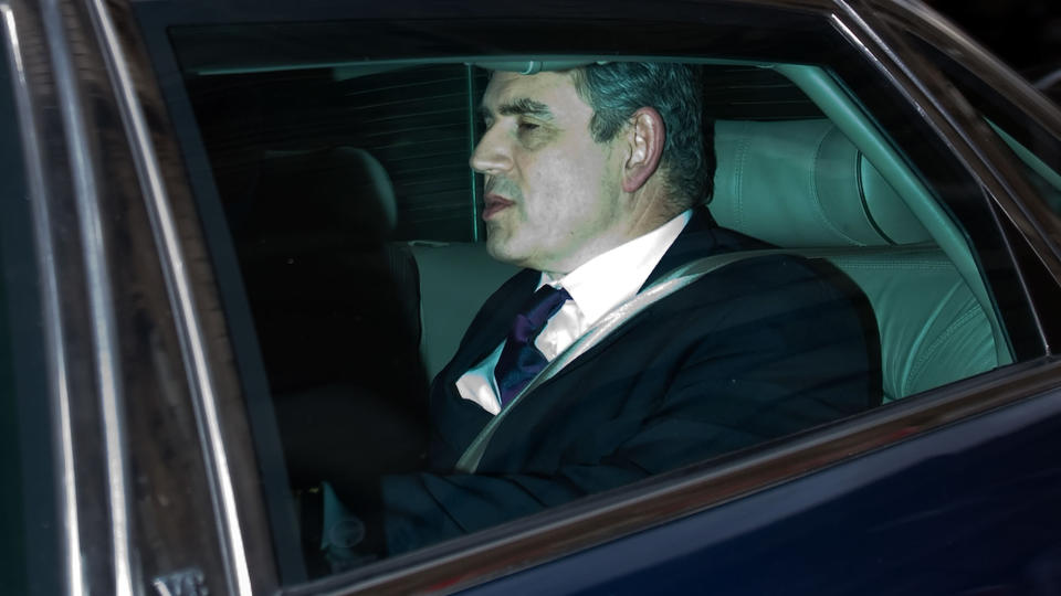 SKJEBNEM�TE: Storbritannias statsminister Gordon Brown forlater skjebnem�tet i Underhuset i parlamentet, der det ble klart at han skal styre Storbritannia videre. Foto: AFP/SCANPIX