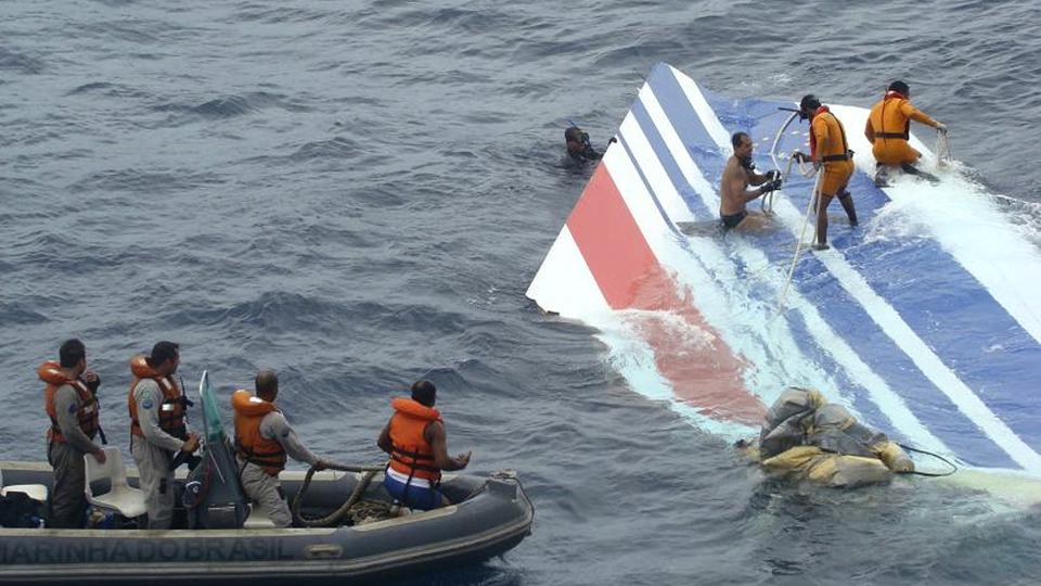 FANT TRE NYE D�DE: D�rlig v�r bidro til at letemannskaper m�tte avbryte s�ket etter flere omkomne etter Air France-ulykken. (AP Photo/Brazil's Air Force)