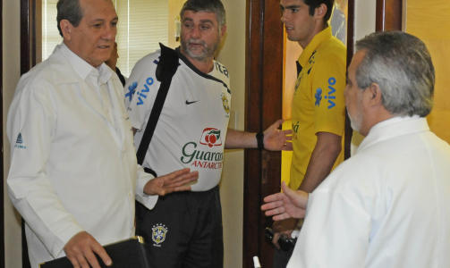 MEDISINSKE TESTER I BRASIL: Kak� har v�rt i medisinske tester i Recife i Brasil mandag. Foto:AP/SCANPIX