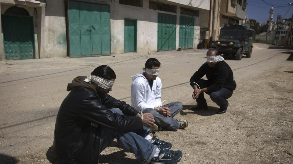 BUNDET FAST: Disse palestinerne ble bundet og satt med bind for �ynene i en aksjon i mars i �r. Foto: AFP/DAVID FURST/Scanpix