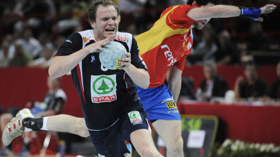 SKADET - IGJEN: Kjetil Strand er sistemann p� ei allerede lang skadeliste for de norske h�ndballgutta. Robert Hedins menn m�ter Makedonia onsdag. Foto: AFP/STEPHANE DE SAKUTIN