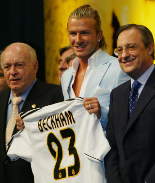 PEREZ IS BACK: Real Madrid-president Florentin Perez var mannen som hentet David Beckham til den spanske hovedstaden. N� er han i gang igjen.   Foto: REUTERS/Russell Boyce