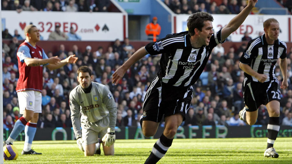 BOSMANSPILLER: Michael Owen koster ingenting, etter at kontraktne hans gikk ut med Newcastle. Her scoret han mot Villa i fjor vinter. Foto: AFP PHOTO/Leon Neal