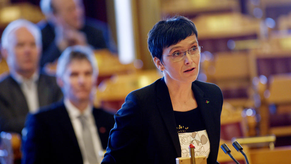 LER: Fornyings- og administrasjonsminister Heidi Grande R�ys ler av Frps populisme n�r det gjelder likel�nn. Foto: Scanpix.