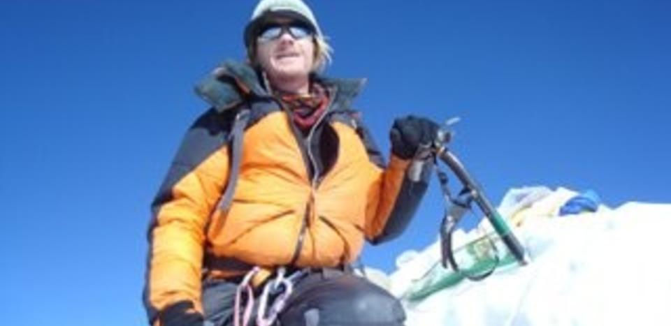 P� TOPPEN: Mick Parker (bildet) og klatrepartner Roland Hunter brukte omkring ti timer p� den siste etappen fra basen High Camp p� 7800 meter til toppen av Malau p� 8462 meter. Tre timer senere var de tilbake igjen p� basen.  Foto: www.themountaincompany.co.uk