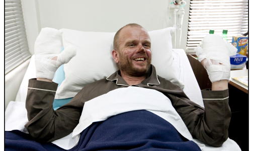 REDDET NED FRA MOUNT EVEREST: Den norske fjellklatreren Jarle Tr� besteg Mount Everest uten kunstig oksygen eller sherpaer. Han ble sterk nedkj�lt og m�tte hentes ned fra fjelltoppen. Bildet er tatt fra sykesengen i Katmandu, Nepal. Foto: www.everest09.no