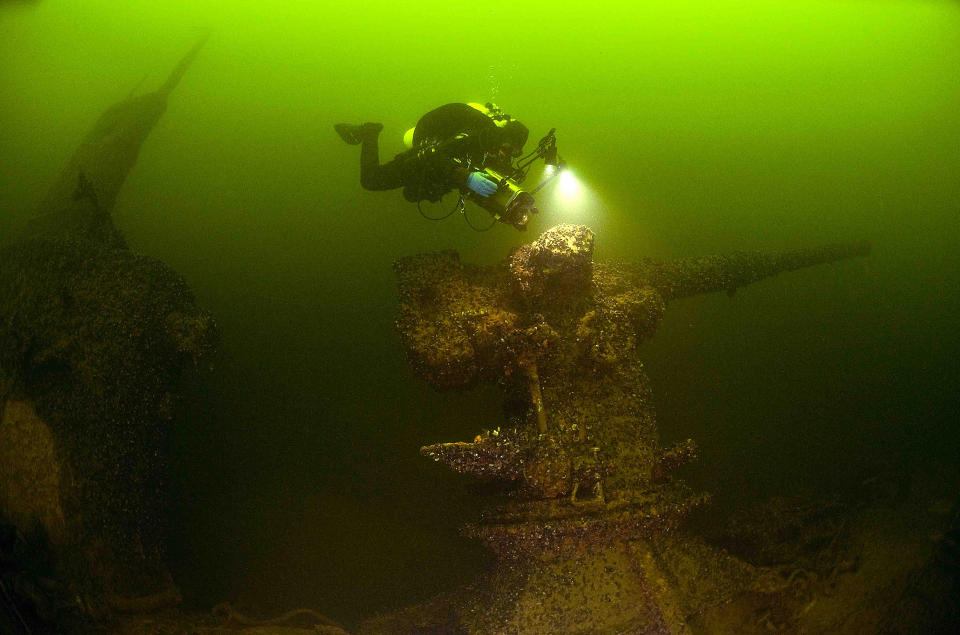 KANONFUNN: Et svensk-�landsk dykkerteam har brukt ti �r p� � finne vraket av den sovjetiske ub�ten S-2 som forliste under mystiske omstendigheter i 1940. Foto: Stefan Hogeborn