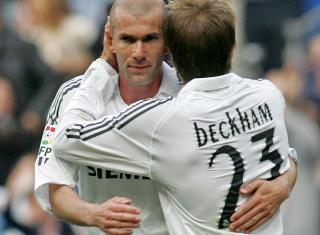 SAMMEN I HVITT: Zinedine Zidane og David Beckham feirer p� Bernabeu. Det ble sjeldnere og sjeldnere i de siste �rene av Perez' forrige presidenttid. Foto: REUTERS/Victor Fraile