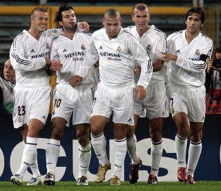 ORIGINALE GALACTICOS:David Beckham, Luis Figo, Ronaldo, Zinedine Zidane og Raul.           Foto: AP Photo/Domenico Stinellis