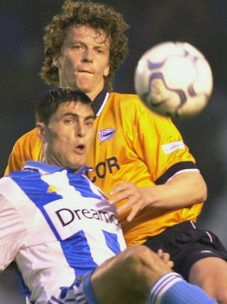 FAST I PRIMERA: Dan Eggen m�tte mange av de store Real-stjernene som midtstopper for Alav�s og Celta Vigo. Her i aksjon mot Diego Tristan, da spiss for Deportivo La Coruna. Foto: REUTERS
