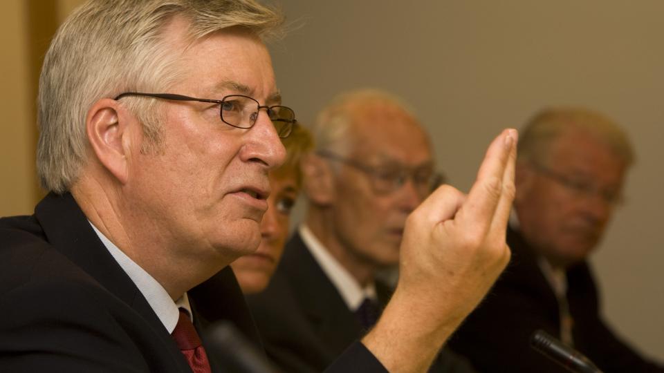 NY PENSJONSORDNING: Utvalgets leder fylkesmann Sigbj�rn Johnsen orienterte om konklusjonen da pensjonsutvalget tirsdag overleverte Stortingets presidentskap sin innstilling om den fremtidige stortingspensjonen.  Bak sitter (f.h.) Carl I. Hagen, h�yesterettsdommer Gunnar Aasland og jurist Alexandra Plahte.
Foto: Terje Bendiksby / SCANPIX
