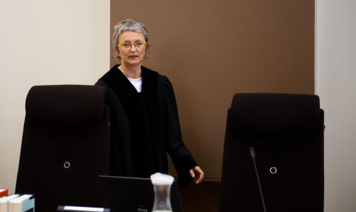 SLO NED P� BLIKKVEKSLING:  Sorenskriver Tine Margrethe Odland m�tte sl� ned p� blikkveksling og latter i retten i dag. Foto: H�kon Eikesdal