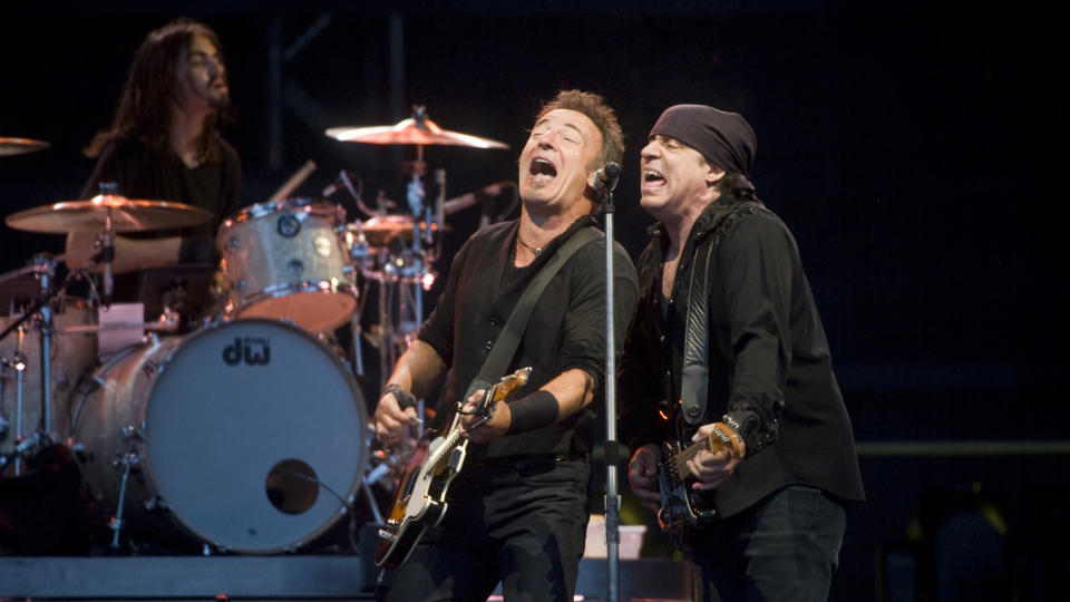 MUSIKKELSKER: Bruce Springsteen har stor variasjon i spillelistene fra konsert til konsert. Dagbladet.nos Springsteen-ekspert har sett n�rmere p� hva han trolig spiller i Bergen. FOTO: SCANPIX/AP