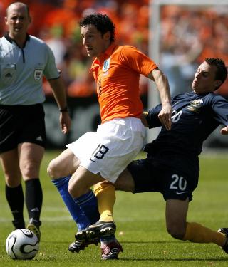 STJERNE: Nederlandsk media regner med Mark van Bommel fra start.Foto: Jerry Lampen, Reuters/Scanpix
