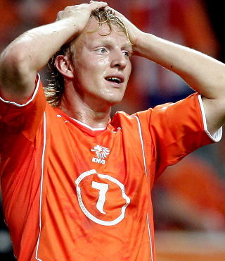 STJERNE: Liverpools hardtarbeidende Dirk Kuyt gleder seg til � sl� kompisen John Arne Riise. Foto: Jerry Lampen, Reuters/Scanpix